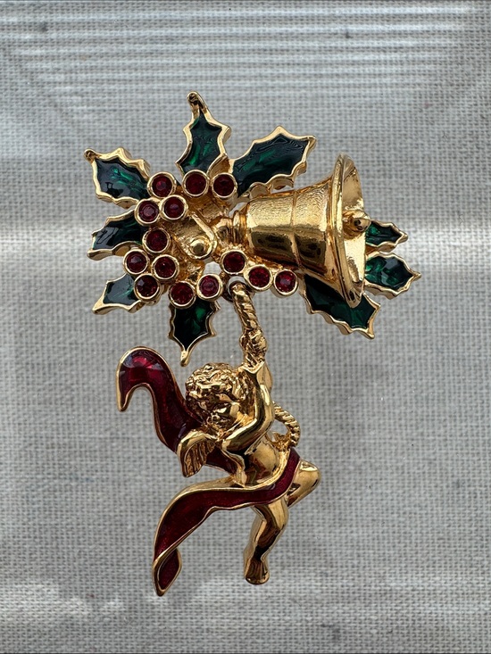 Jewelry - Vintage Avon Smithsonian Angel Brooch